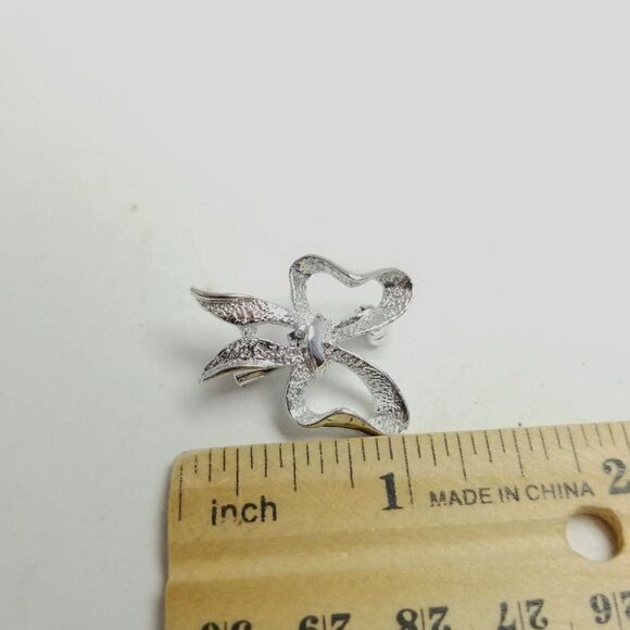 Vintage Garry's Bow Shaped Brooch, Silver Tone Lapel Pin, Scatter Estate - Picture 5 of 7